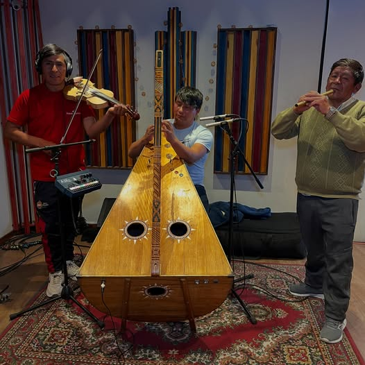 Estanislao Mendoza Huanca con músicos andinos en la sala