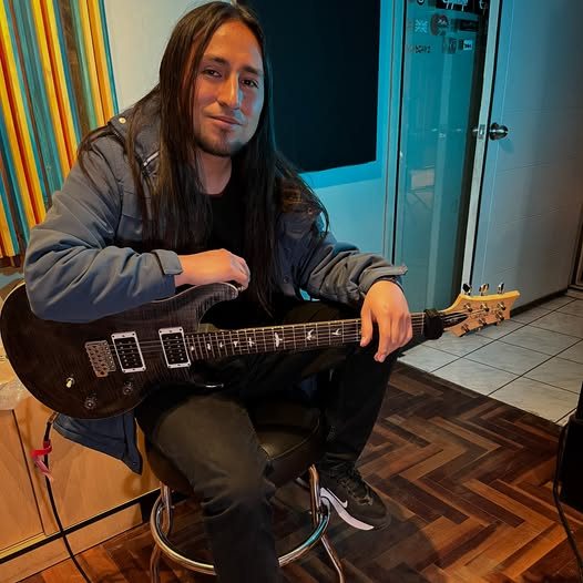 Maaca Flo con guitarra eléctrica