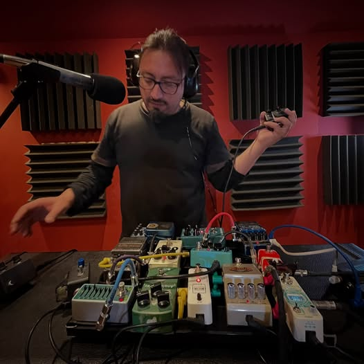 Pato Garabato grabando con pedalera