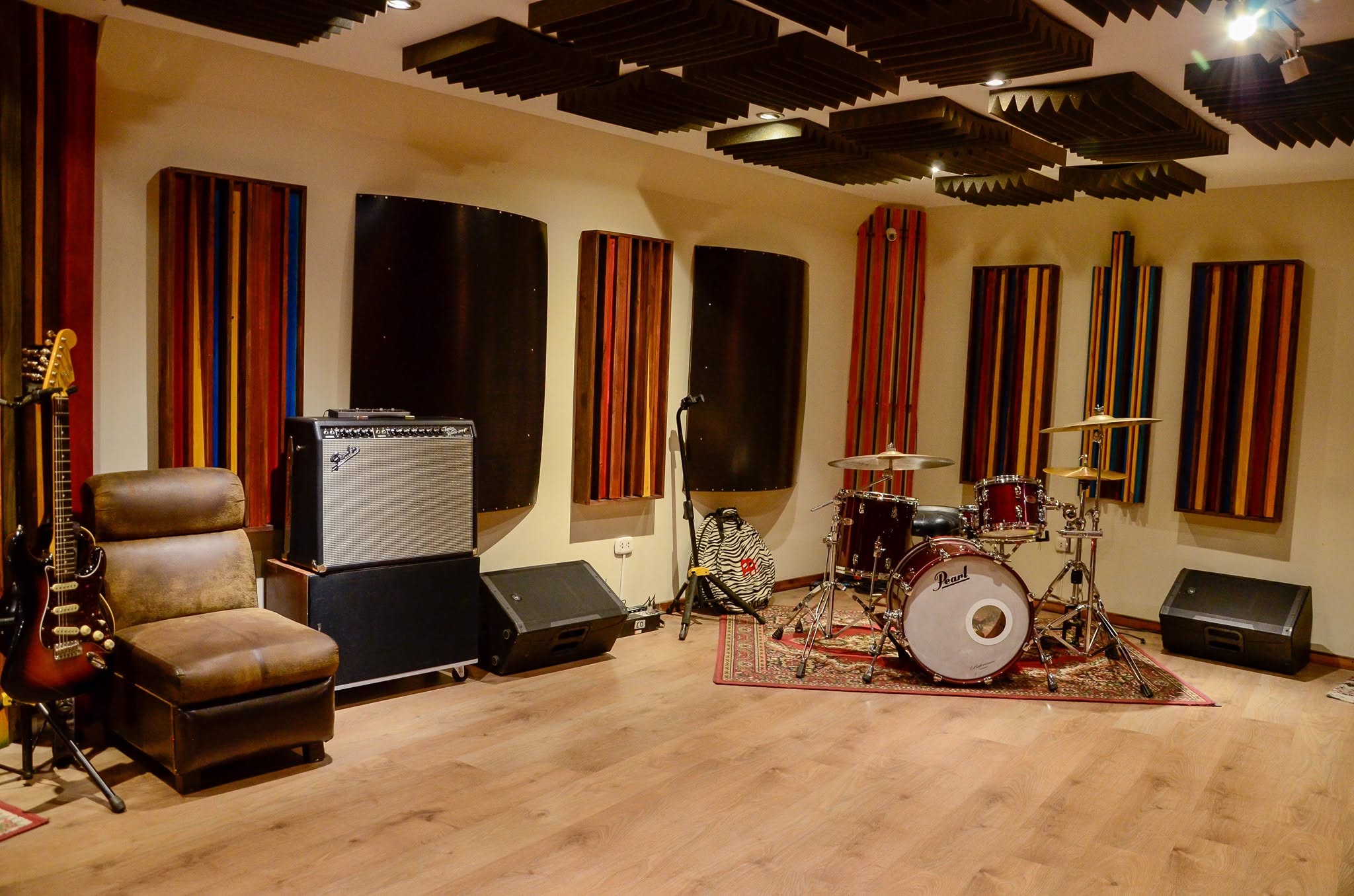 Instrumentos en la sala de Simulador Studios